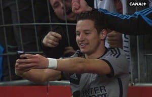 648x415_attaquant-om-florian-thauvin-prend-selfie-lors-match-contre-lens-22-mars-2015-stade-france