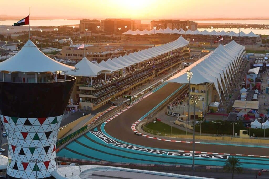 Tilke est une figure emblématique dans le monde de la F1, ayant créé plusieurs circuits modernes à travers le monde, comme le Yas Marina Circuit à Abu Dhabi - © Travel Abu Dhabi