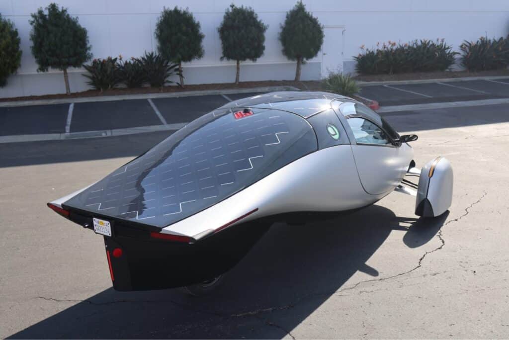 Ses panneaux solaires sur le toit lui permettent de recharger ses batteries tout en roulant - © Aptera Motors