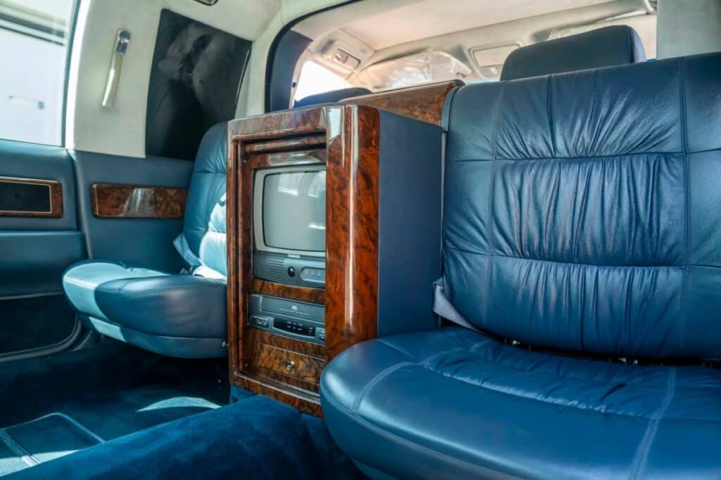 Sièges arrière de la limousine présidentielle Fleetwood Brougham - © Mecun Auctions