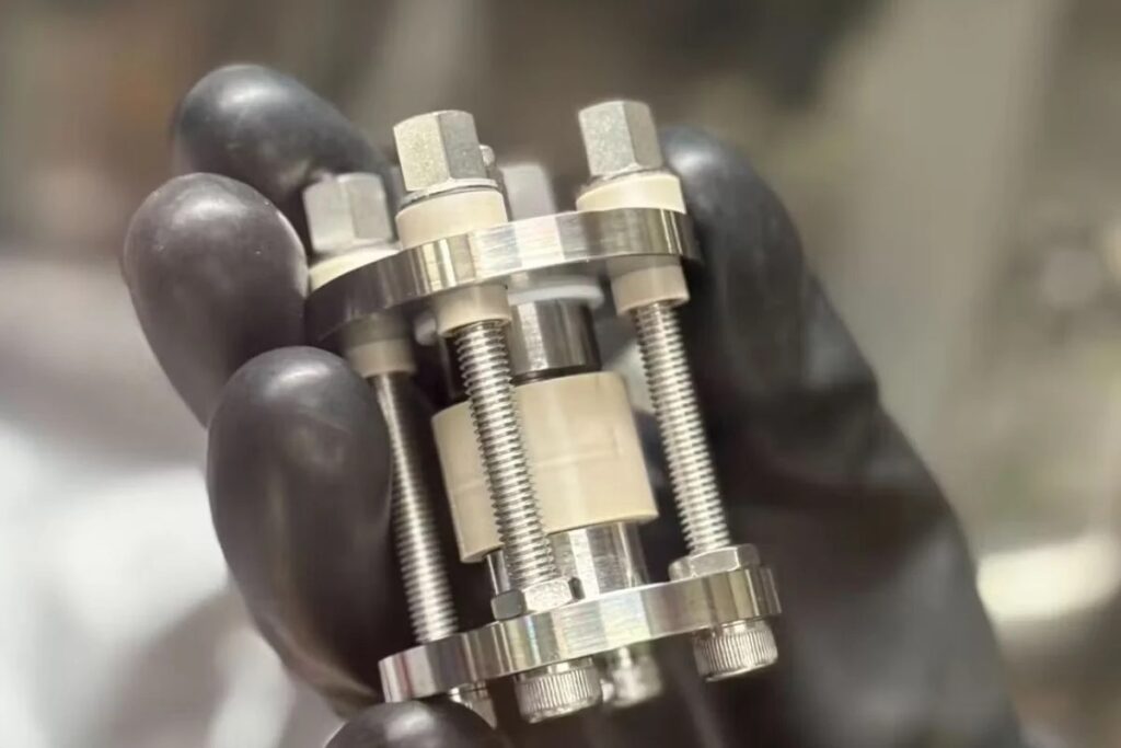 Une batterie à lumière fluorescente entièrement solide intègre de nouveaux courants électriques. C'est ce qu'a déclaré Kentaro Yamamoto, directeur de recherche et professeur associé à l'Université des Femmes de Nara (qui était également professeur associé à l'Université de Kyoto au moment de la recherche).