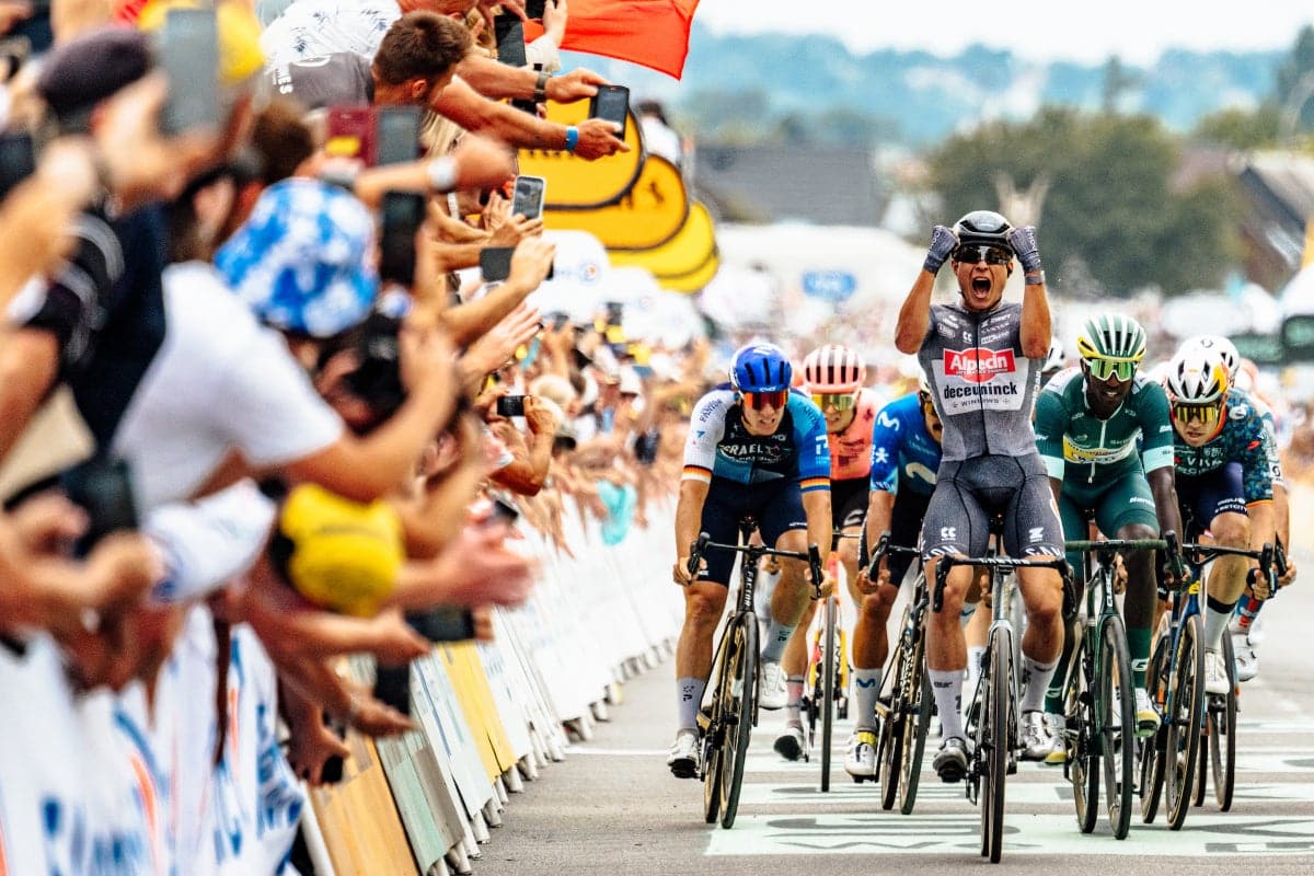 Cyclistes en pleine action lors d'une étape du Tour de France, sprint final