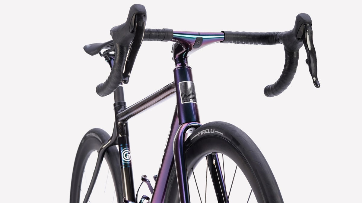 Vélo de course Parlee Z-Zero GT dans un studio, élégance et performance pour les passionnés de cyclisme
