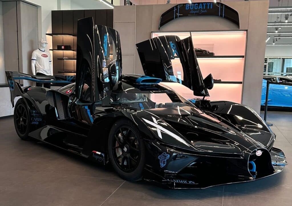 certains éléments comme les sièges, les matériaux de rembourrage, et même l’extincteur ont des dates d’expiration - © Bugatti Newport Beach