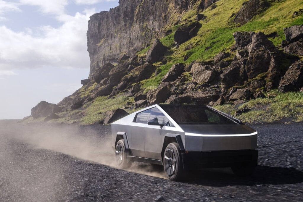 Elon Musk a affirmé que le Cybertruck serait « assez étanche pour servir brièvement de bateau » - © Tesla