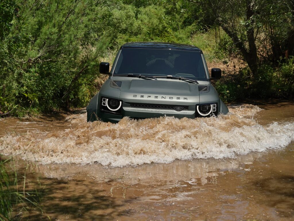 Pour être honnête, certains 4x4 possèdent d’excellentes capacités de passage à gué, comme le Defender OCTA, capable de traverser 1 mètre d’eau - © Land Rover