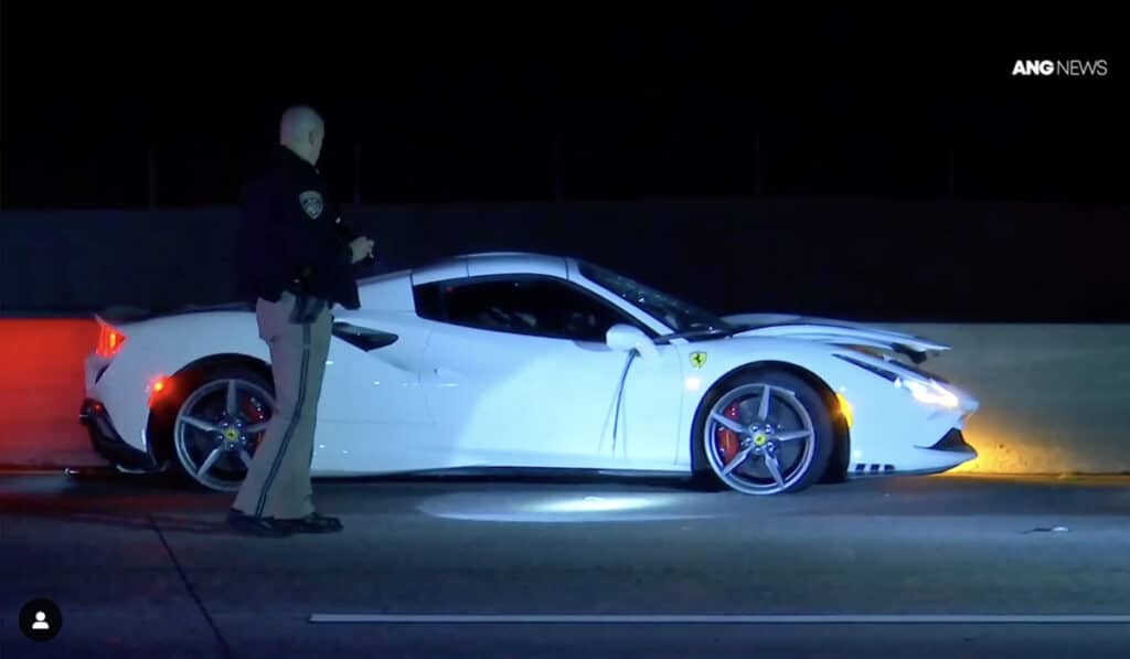 Ferrari F8 Spider accidentée sur l'autoroute