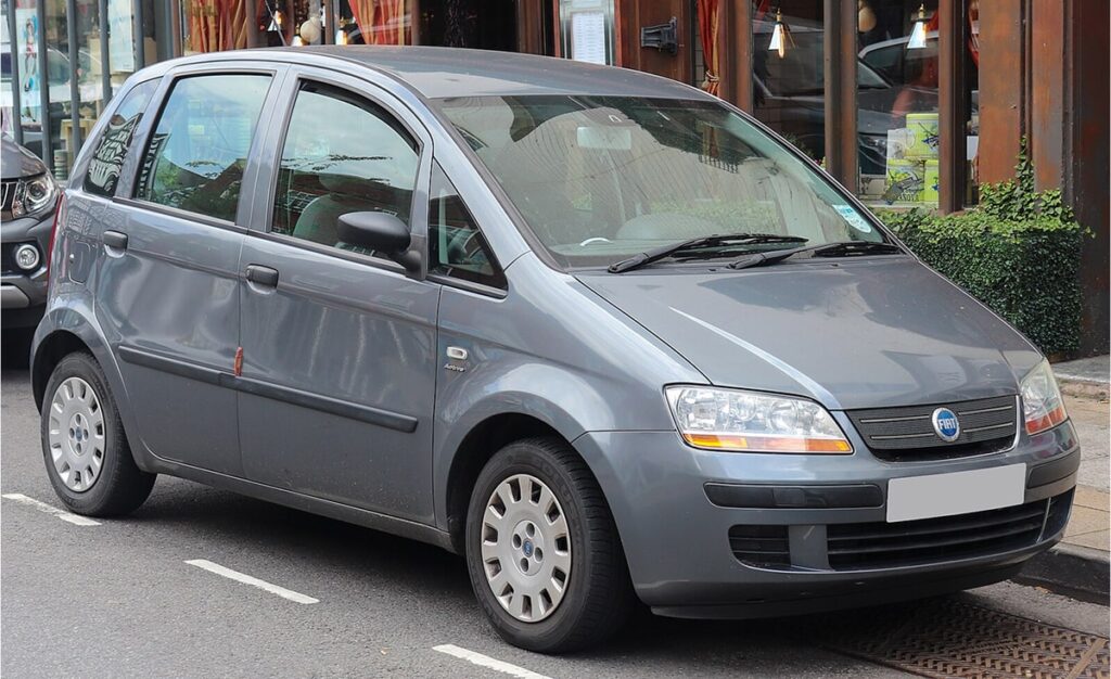 La Fiat Idea, un petit monospace bon marché, s’apprêtait à tourner pour faire le plein.