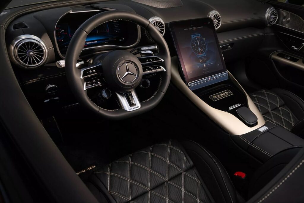 Côté technologie, tout est en place pour garantir un confort optimal : écrans d’infodivertissement compatibles avec Apple CarPlay, finitions en bois de bouleau noir.