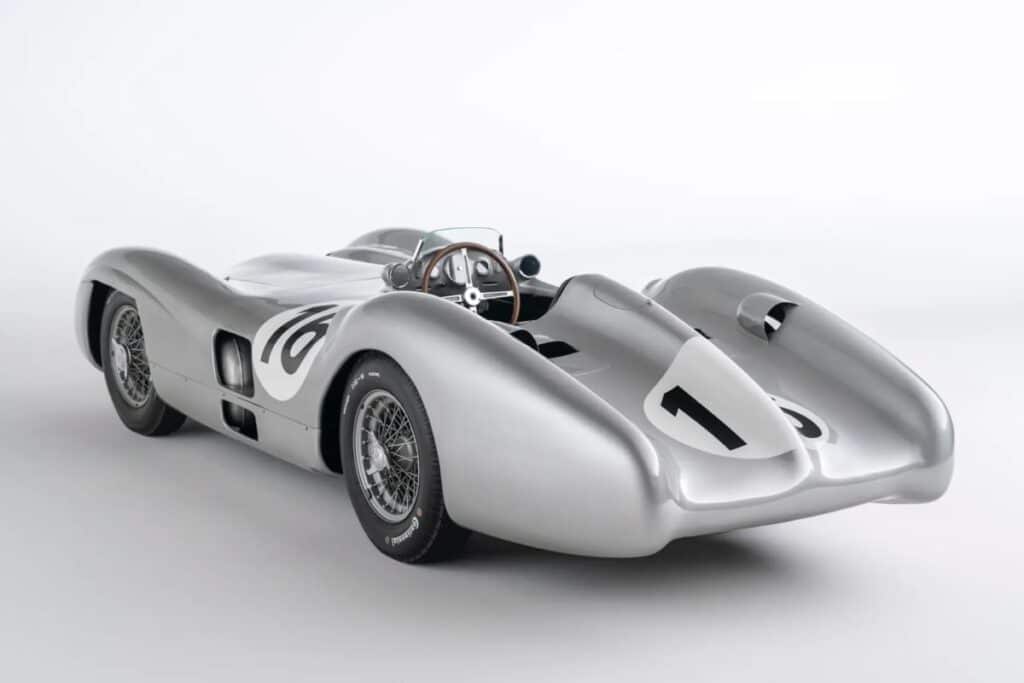 Après un accident majeur lors des 24 Heures du Mans en 1955, la voiture a été retirée de la compétition et exposée au musée de Stuttgart.