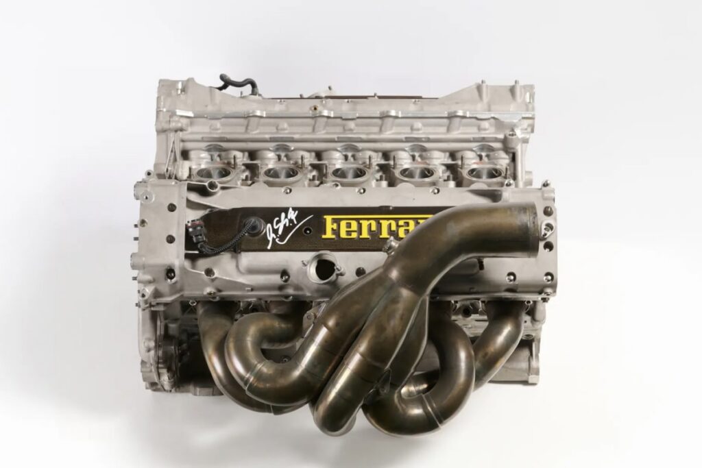 Moteur de Formule 1 Ferrari F300 signé par Michael Schumacher - © RM Sotheby’s