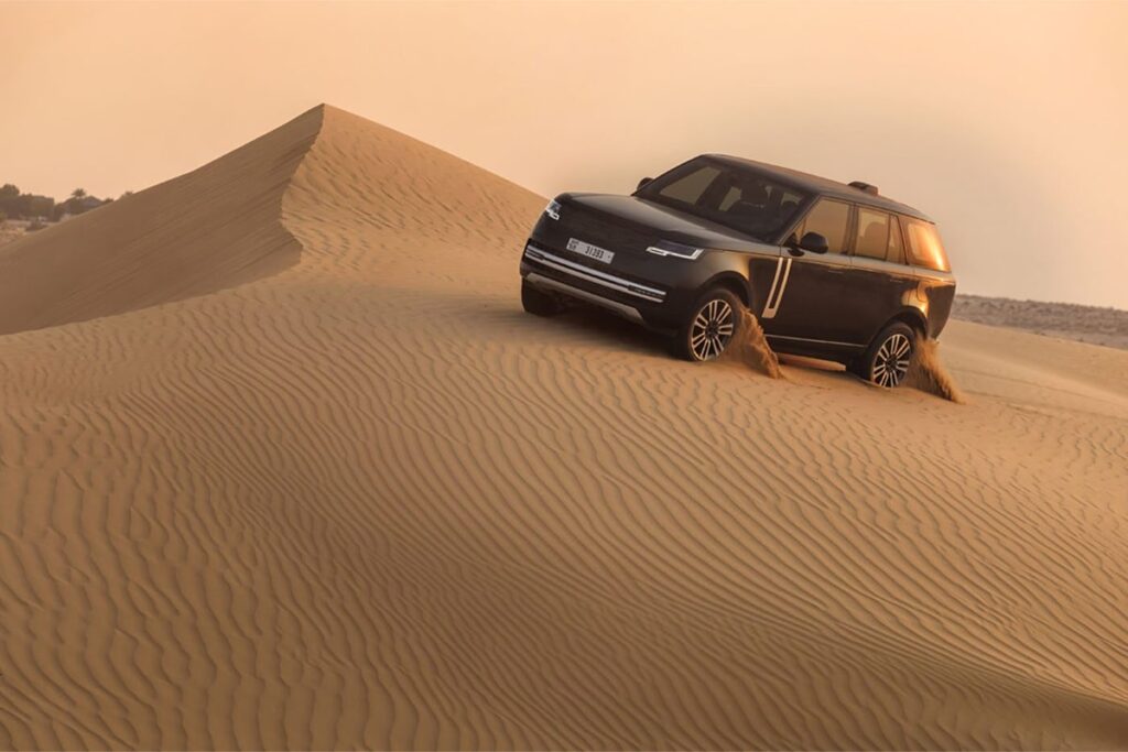Lors des tests, le Range Rover électrique a démontré qu'il pouvait gravir une pente de 100 mètres dans le désert - © Land Rover