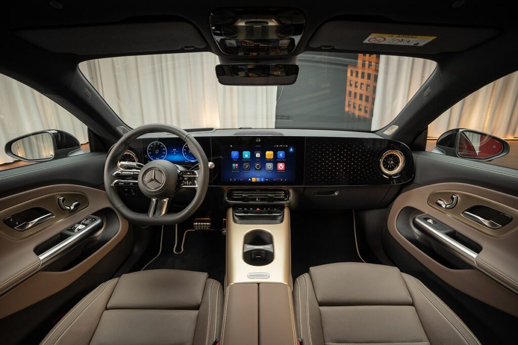 En plus de l’immense écran MBUX Superscreen, la marque a misé sur des matériaux de haute qualité et des finitions premium - © Mercedes-Benz