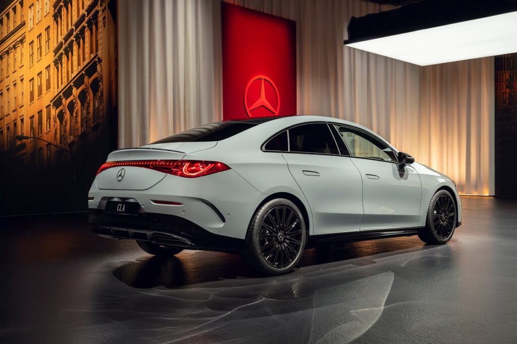 À l’arrière, les feux ont également été redessinés avec une nouvelle signature lumineuse - © Mercedes-Benz