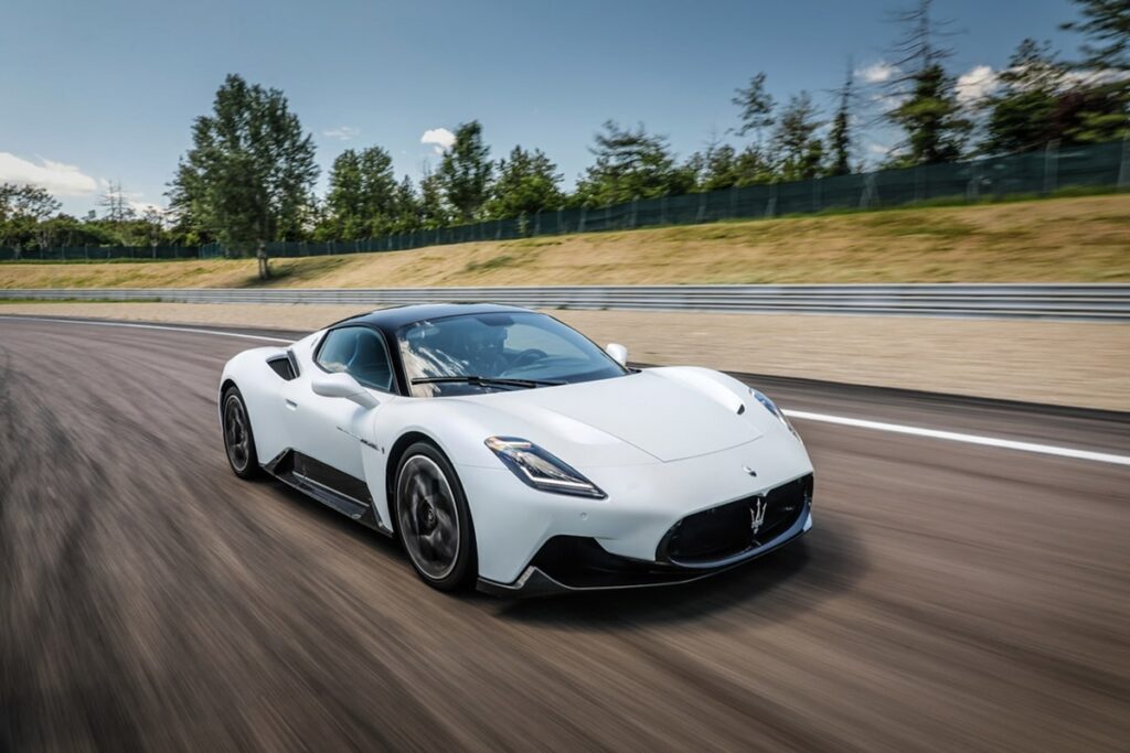 Si la technologie EV fonctionne parfaitement pour les SUV et les berlines, le marché des sportives extrêmes reste profondément ancré dans la tradition mécanique - © Maserati