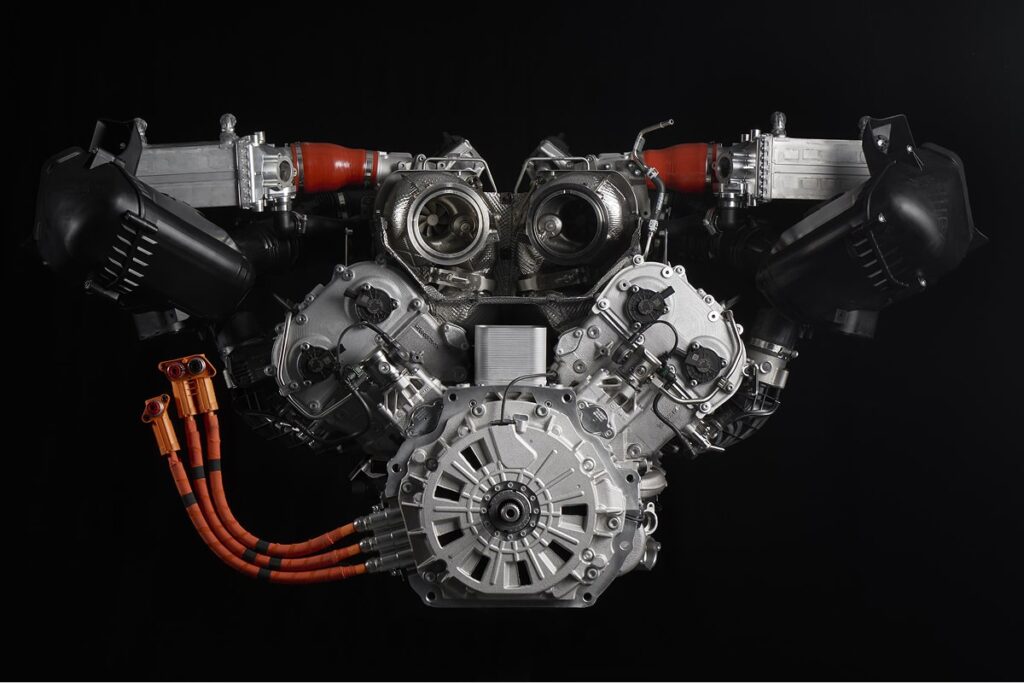 Lamborghini a positionné les turbos à l’intérieur du 