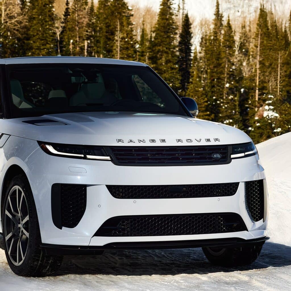Il se distingue par une teinte exclusive Lyra White Gloss, un toit assorti et des badges en chrome noir, une première pour la marque - © Land Rover