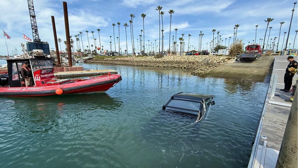 Un Tesla Cybertruck coule dans un port en Californie - © VC Star