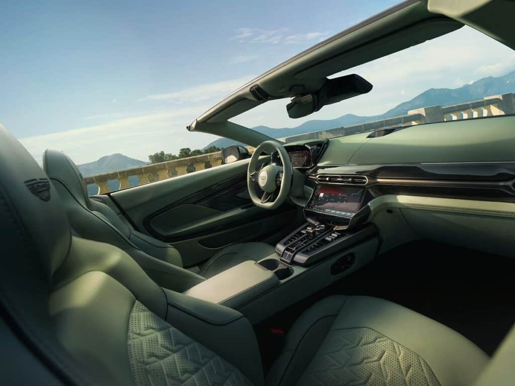 Une ambiance qui mixe cuir semi-perforé, Alcantara et finition sportive - © Aston Martin