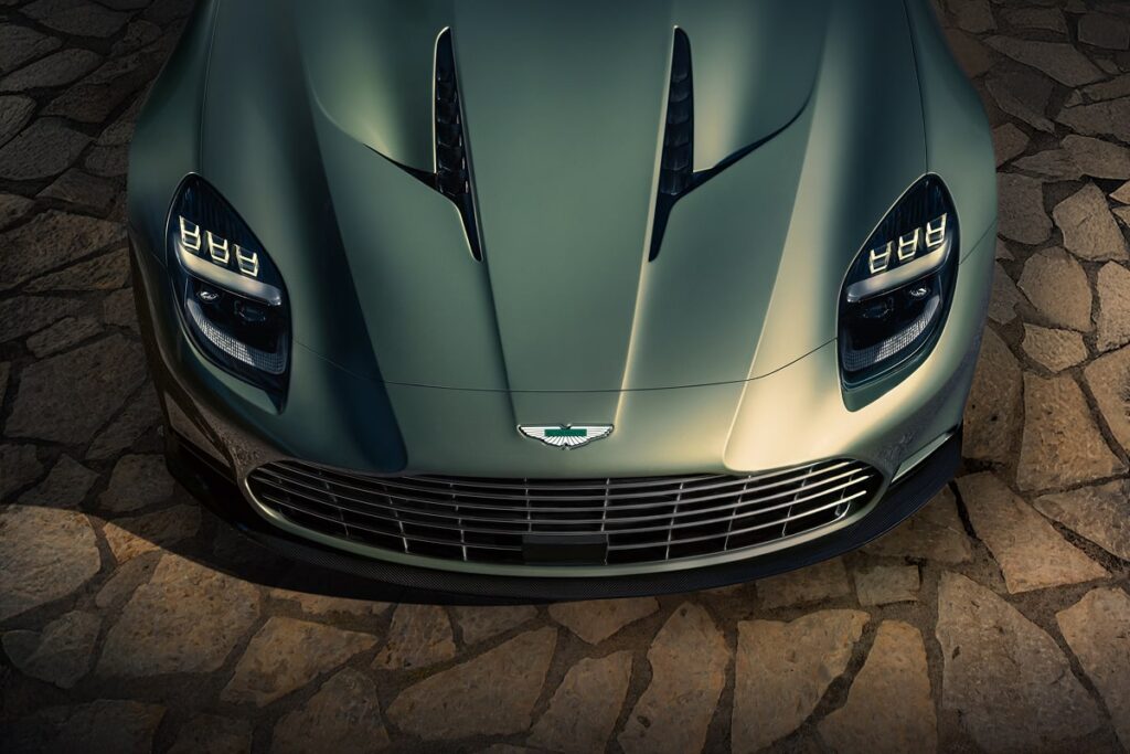 La Vanquish Volante reste rigide et dynamique, sans renier son comportement de super GT - © Aston Martin