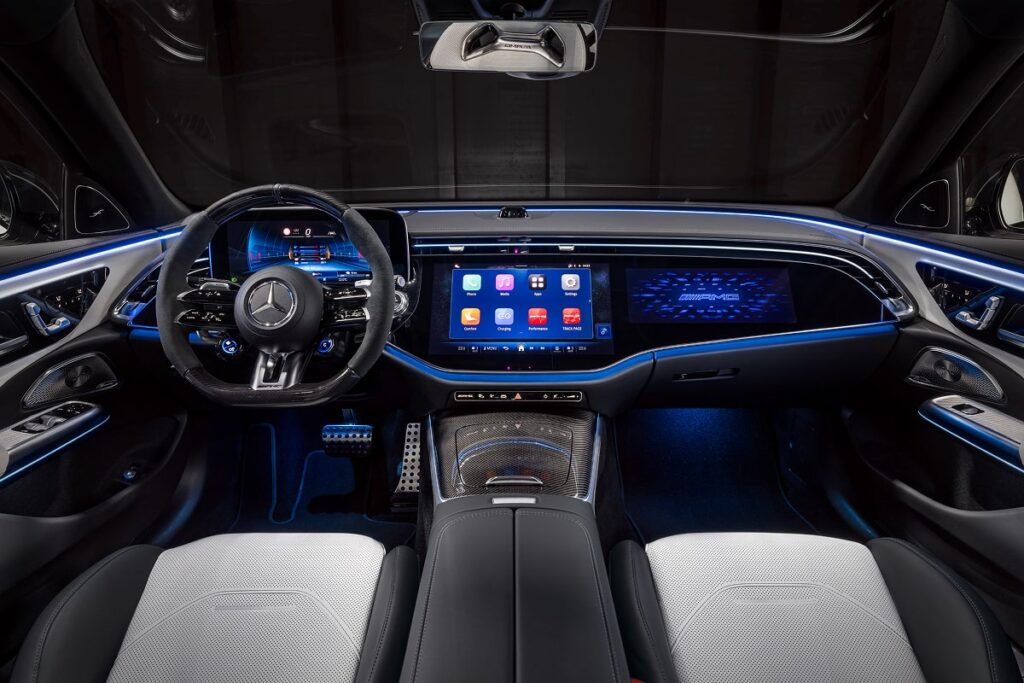 L’habitacle est enrichi du fameux système multimédia MBUX - © Mercedes-Benz