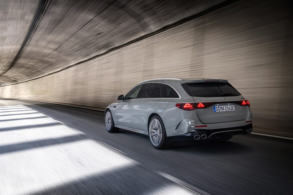 Grâce au système hybride plug-in, la voiture peut rouler en mode entièrement électrique à des vitesses pouvant atteindre 140 km/h - © Mercedes-Benz