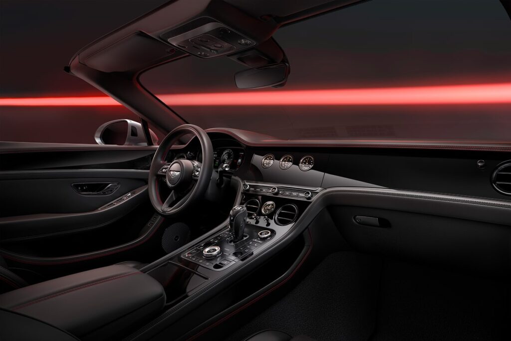 À l’intérieur, la Black Edition garde la même touche de luxe que l’on attend d’une Bentley - © Bentley