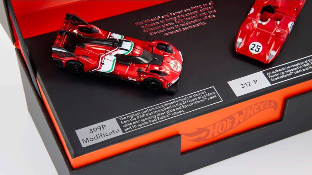 La Ferrari 312 P, la première Ferrari à avoir été modélisée par Hot Wheels en 1970, et la 499P qui a remporté les 24 Heures du Mans en 2023 et en 2024 - © Ferrari