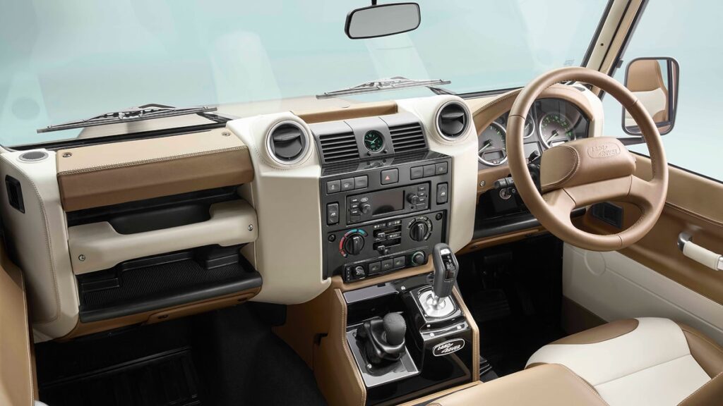 Vous pouvez aussi ajouter des accessoires vraiment originaux comme un refroidisseur de vin intégré ou un porte-surf personnalisé - © Land Rover