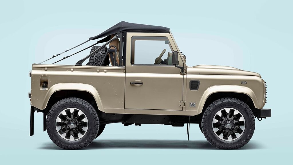 Sous le capot de ce Defender Soft-Top, on trouve un moteur V8 de 5.0 litres, capable de délivrer 405 chevaux - © Land Rover