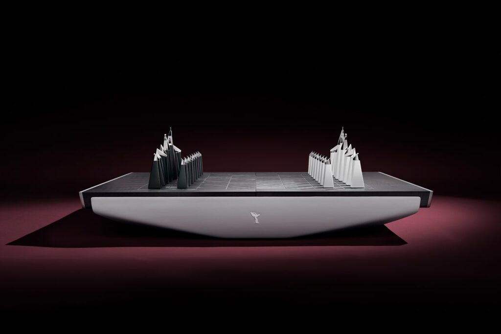 Chaque pièce est sculptée dans de l’aluminium recouvert de céramique, avec une tête en acier inoxydable poli - © Rolls-Royce