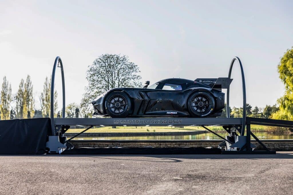 Ce système utilise un ventilateur pour aspirer l’air sous la voiture, créant une pression qui la fixe à la surface sur laquelle elle roule - © McMurtry