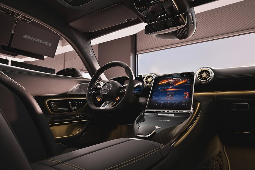 Les éléments en fibre de carbone avec des fils dorés ajoutent une touche de sophistication - © Mercedes-Benz